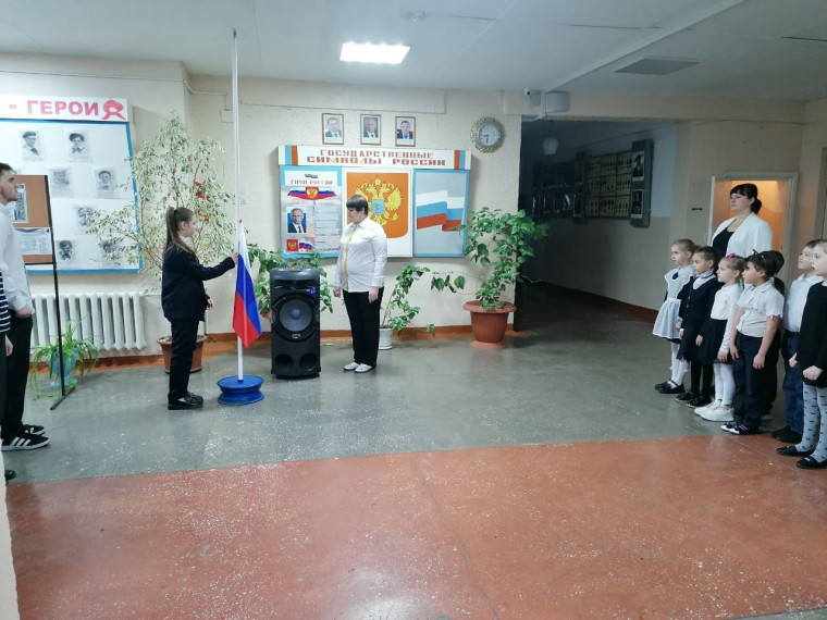 ПОДНЯТИЕ ФЛАГА И ИСПОЛЕНИЕ ГИМНА РФ.